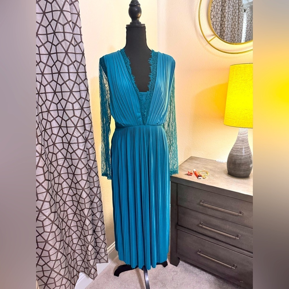 NWT ASOS Green Midi Dress with Lace’ Long Sleeves and Pleats